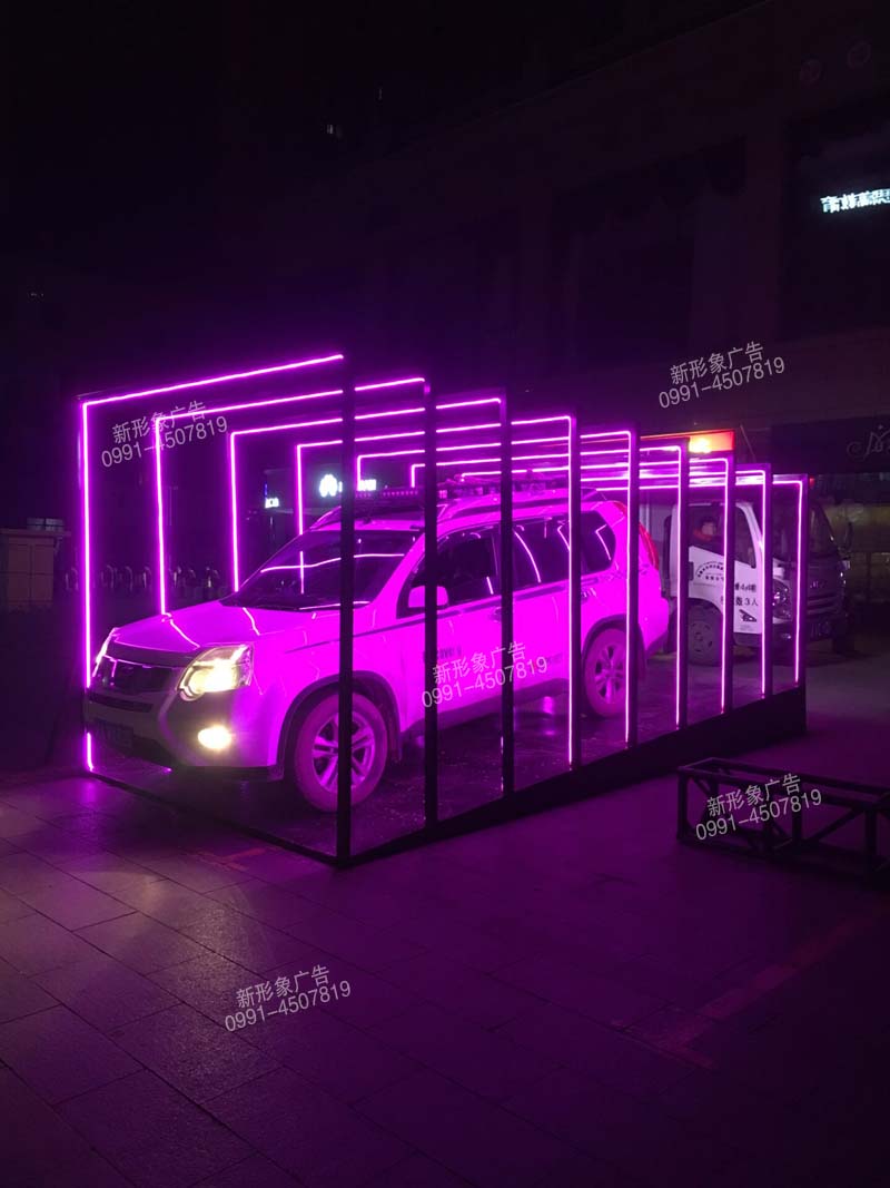 商場(chǎng)周年慶，車(chē)展展示臺(tái)